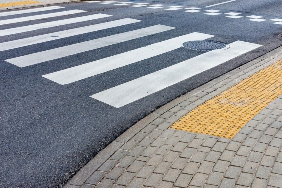 38-latek na autostradzie A4: Szokujący spacer w niebezpiecznym miejscu!