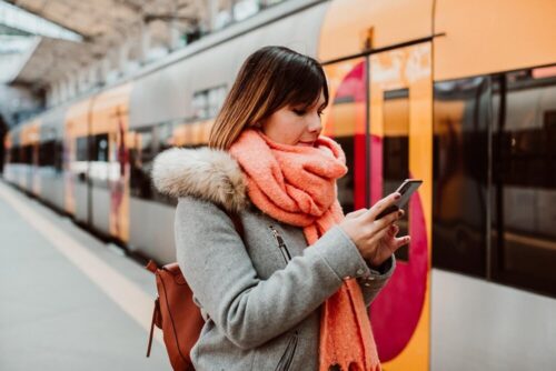 Wrocław: Tragiczny wypadek na torach – Pociąg zabił kobietę, ruch kolejowy wstrzymany