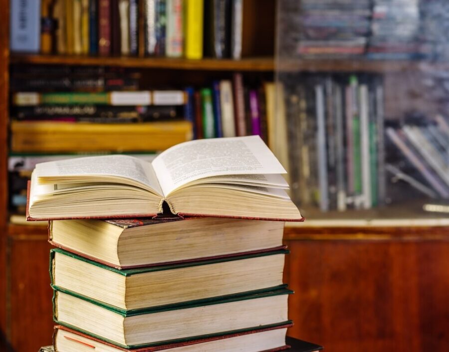 Różewicz na Węgrzech: Odkryj nieznane karty poety w 25-lecie biblioteki we Wrocławiu