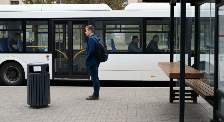 Nowa wiata przystankowa w Dobrzykowicach – komfort podróży na wyższym poziomie!