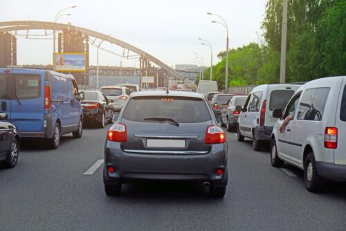 Korek na AOW: Wypadek BMW na moście Rędzińskim blokuje ruch