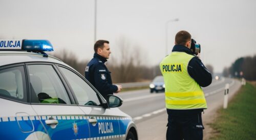 30-latek w akcji: kolizja, oszustwo i niebezpieczna gra na drodze