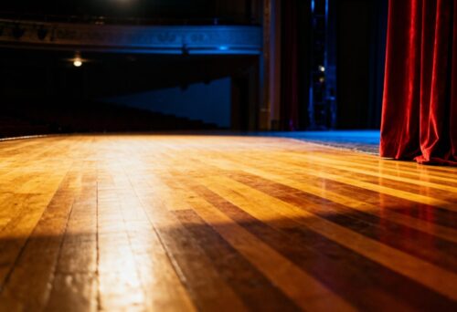 Emocje w centrum handlowym: Teatr „Pod Lodem” odkrywa mroczne oblicze współczesności