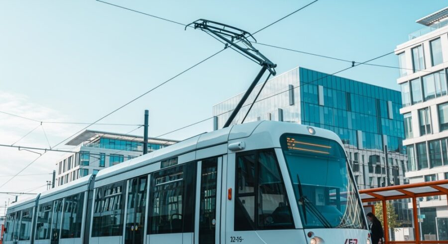 Utrudnienia na Grabiszyńskiej: Tramwaje zmieniają trasy po zderzeniu!