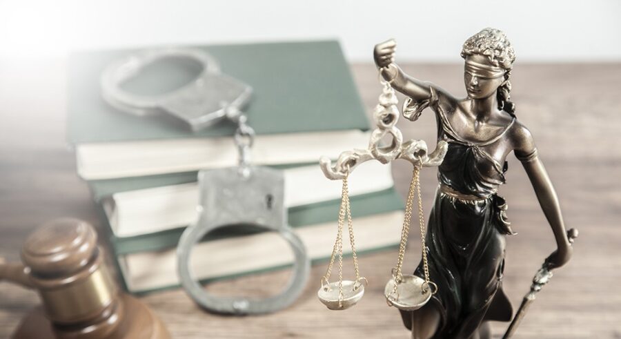 Zatrzymany przemytnik na wrocławskim lotnisku: nielegalne leki i substancje odurzające w bagażu!