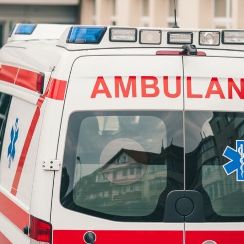 Bohaterowie w akcji: Policjanci uratowali życie z płonącego budynku