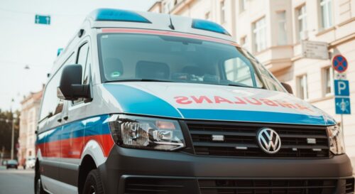 Policjanci ze Złotoryi uratowali mężczyznę po upadku na parkingu