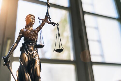 Terapeuta uzależnień w ogniu oskarżeń: 156 zarzutów korupcyjnych i nielegalny handel opioidami