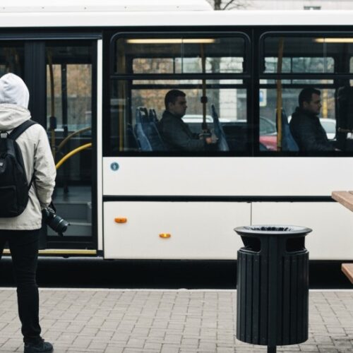 Innowacyjne autobusy w Pietrzykowicach: Ładowarki dla pasażerów na pokładzie!