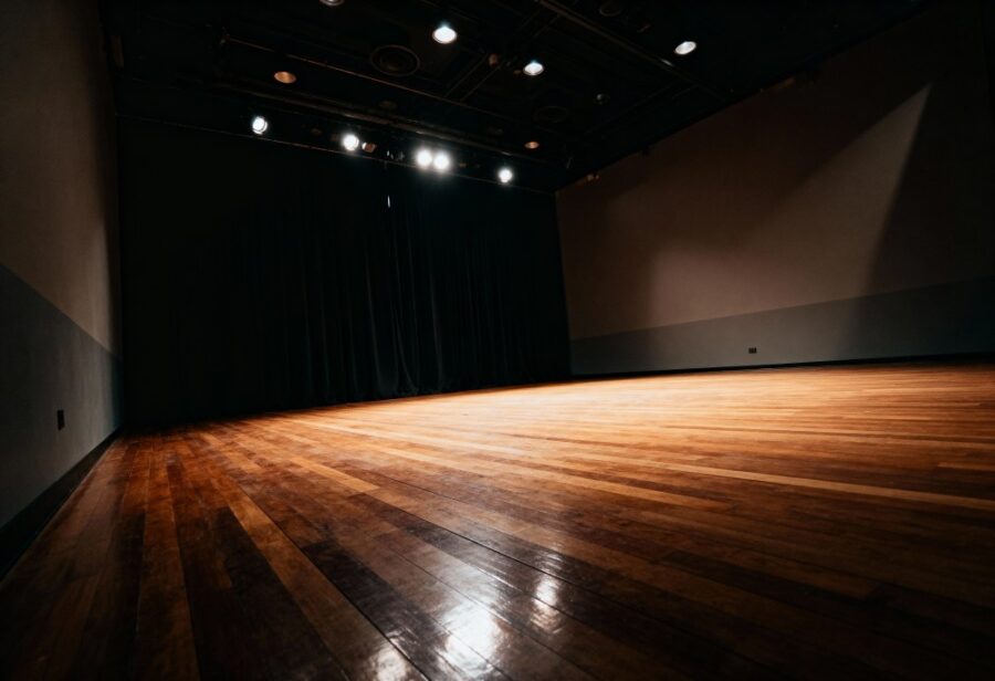 Teatr w Majowej Odsłonie: „Pieśń o autostradzie” Łączy Satyrę z Rzeczywistością