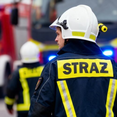 Wrocławscy strażacy doskonalą umiejętności ratunkowe w symulacjach z ciężarówkami