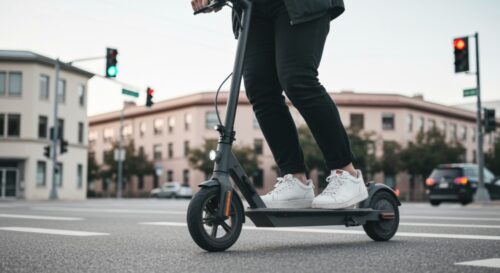 Elektryczny jednoślad bez pedałów zatrzymany na wrocławskiej ulicy