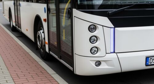 Agresywny pasażer rozbija szybę autobusu w Lubinie