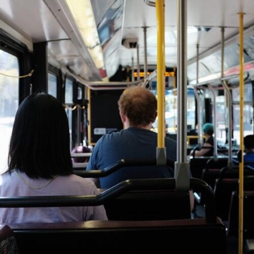 Elektryczny autobus na ulicach miasta – ekologiczna rewolucja w transportcie!