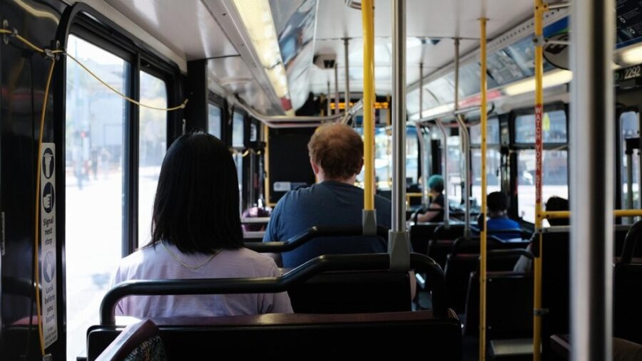 Elektryczny autobus na ulicach miasta – ekologiczna rewolucja w transportcie!