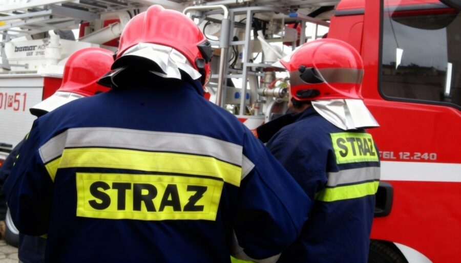 Nowi strażacy z Wrocławia rozpoczynają służbę z dumą i nowym sztandarem