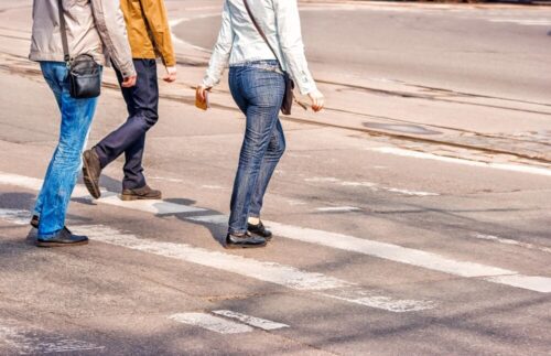 Wrocław: Policja apeluje o pomoc w sprawie potrącenia matki z dziećmi przez rowerzystę