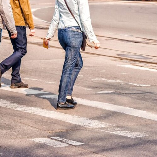 Wrocław: Policja apeluje o pomoc w sprawie potrącenia matki z dziećmi przez rowerzystę