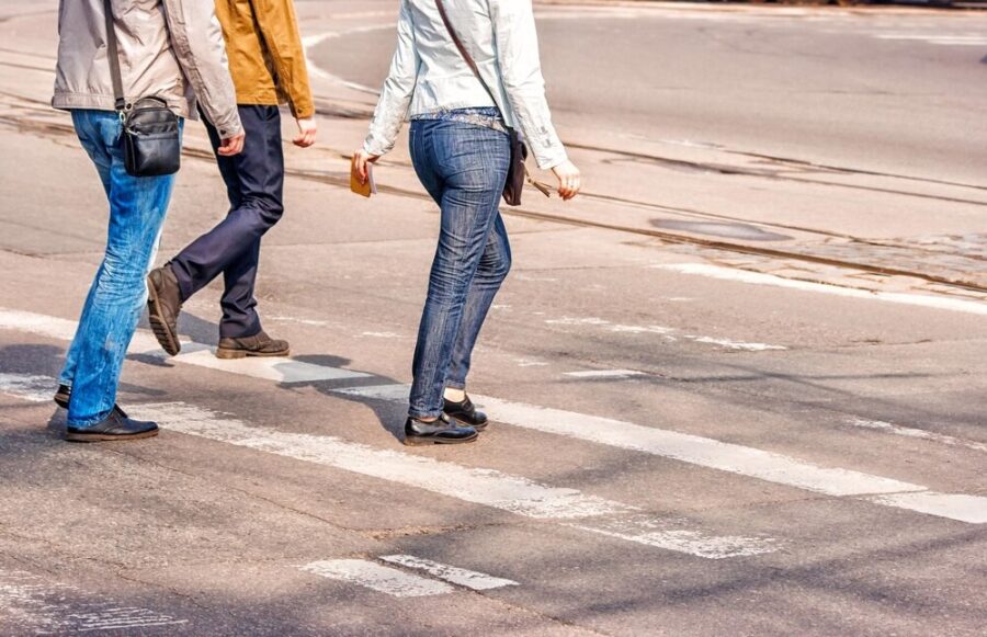 Wrocław: Policja apeluje o pomoc w sprawie potrącenia matki z dziećmi przez rowerzystę