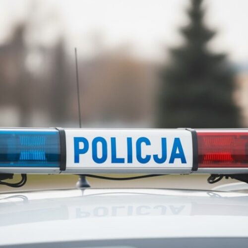 Policjant w cywilu rozwiązuje sprawę kradzieży w supermarkecie