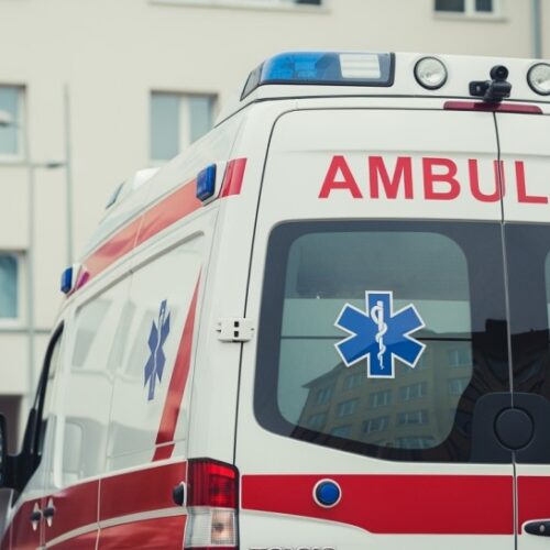 Szybka interwencja policji ratuje życie nastolatka w ambulansie