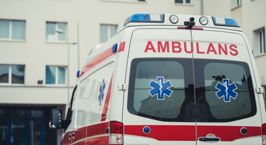 Szybka interwencja policji ratuje życie nastolatka w ambulansie