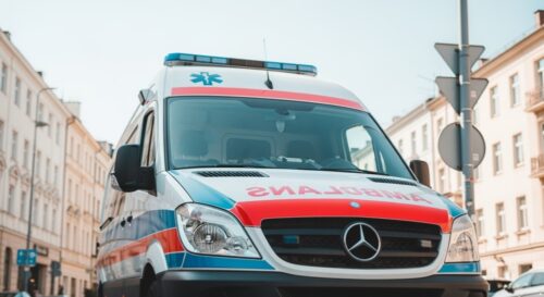 Krwawe ślady na schodach: Policja ratuje 85-latkę po upadku