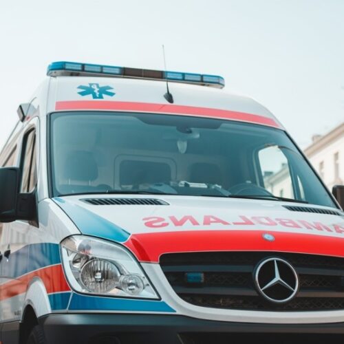 Krwawe ślady na schodach: Policja ratuje 85-latkę po upadku