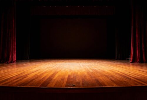 Noc Przekroczeń: Teatralna Podróż w Głąb Emocji i Relacji