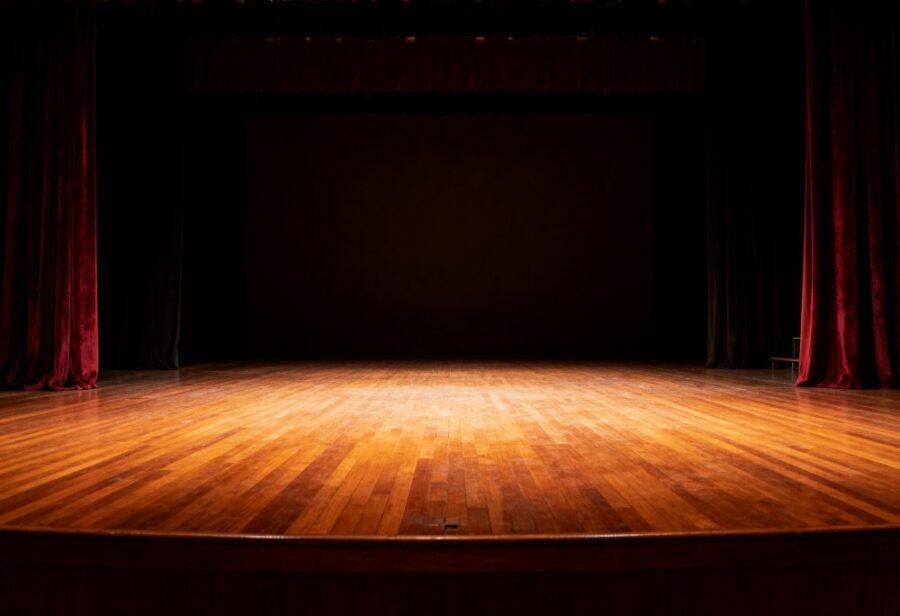 Noc Przekroczeń: Teatralna Podróż w Głąb Emocji i Relacji