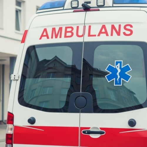 Mężczyzna w tarapatach: Policja i strażacy ratują go ze strumienia