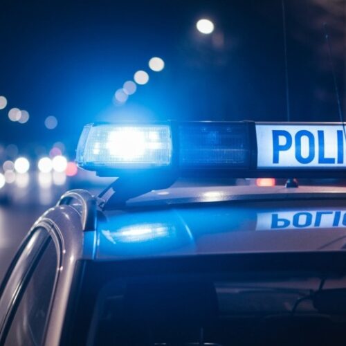 Zuchwała kradzież na parkingu: 33-latek w rękach policji za kabel do e-aut